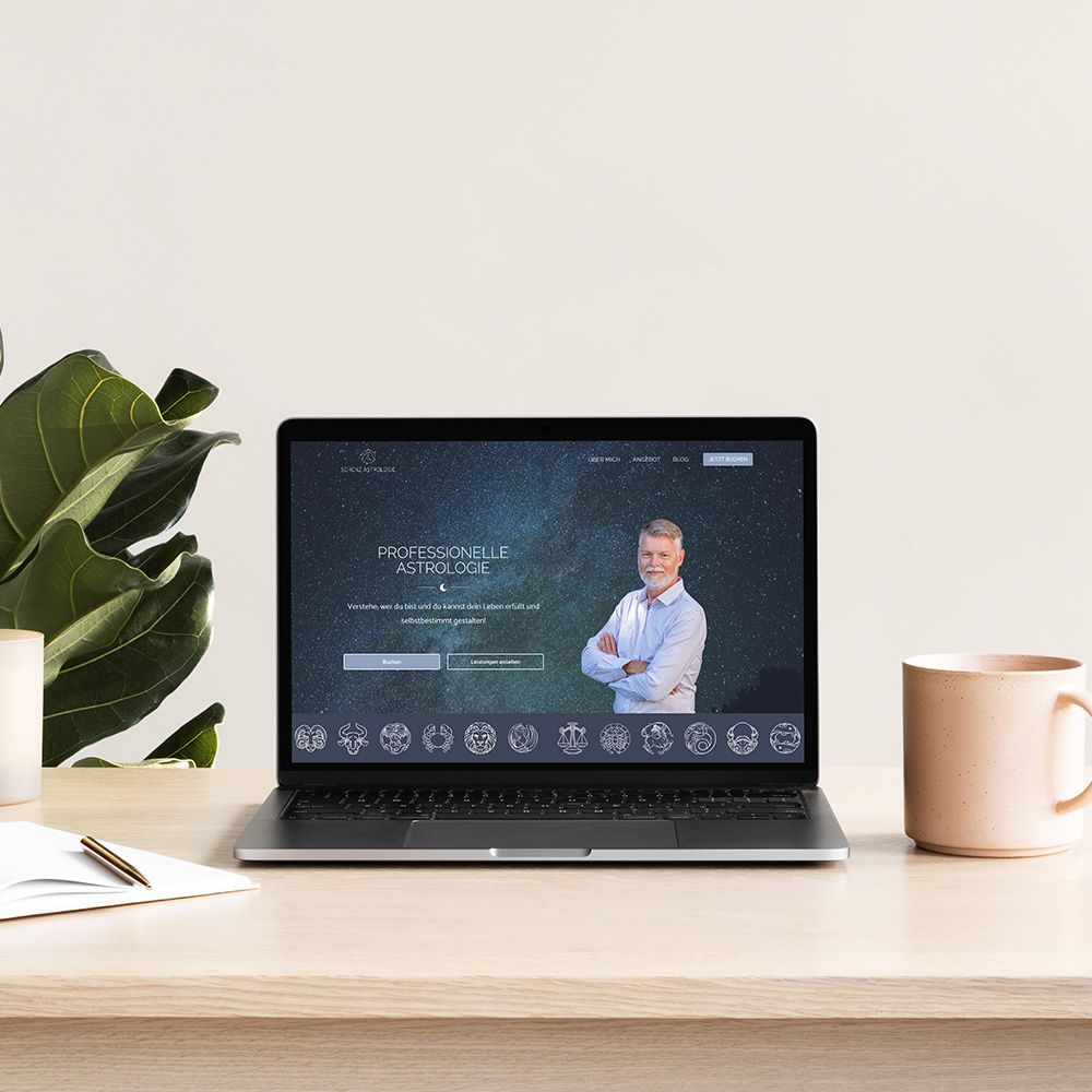 Spirituelles Website Design für Astrologe Rafael Schenz Ansicht Laptop auf Tisch mit Kaffeetasse und Pflanze