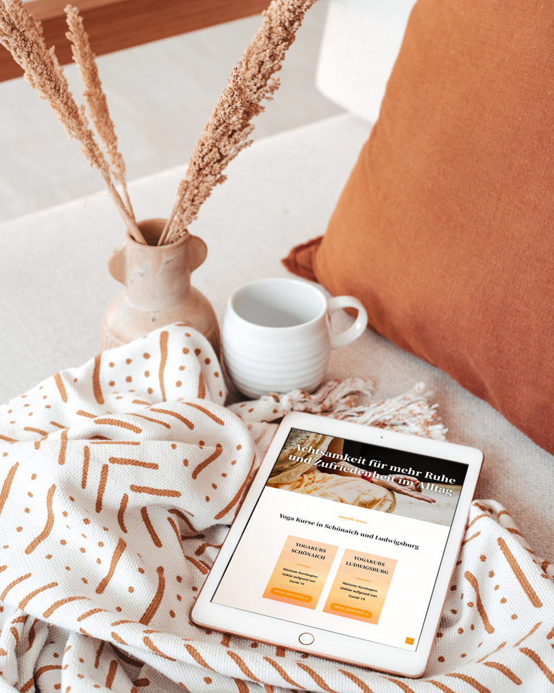Kursseite auf Website für Yogalehrerin Orange, Tablet auf Sofa