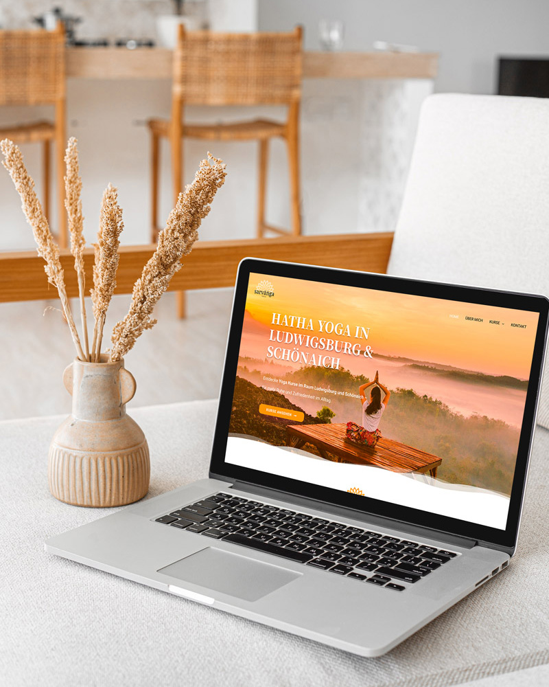 Homepage für Hatha Yogalehrerin Orange, Desktop auf Sofa