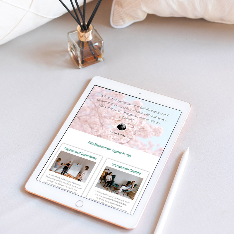 Feminines Webdesign für Coachin Startseite auf Tablet