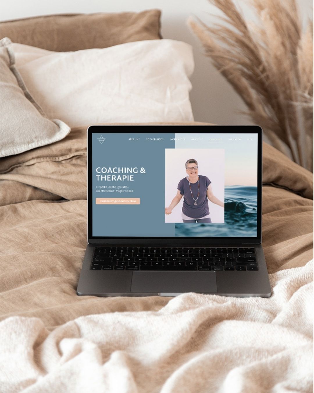 Modernes Webdesign für Yogastudio Yoga to Share Ayurveda-Seite auf Laptop