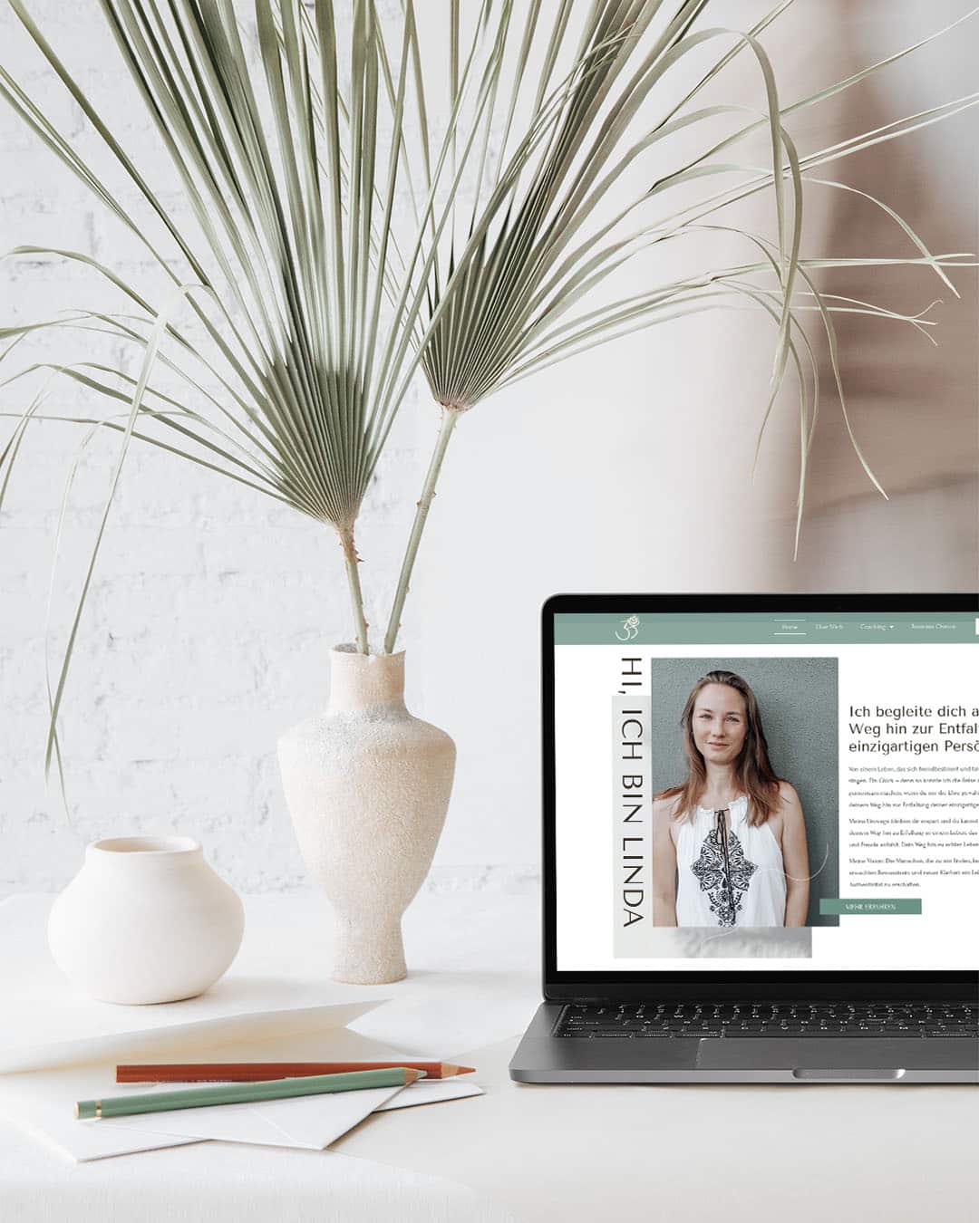 Boho Webdesign für Coachin und Ayurveda-Beraterin Über Mich auf Laptop mit Vase