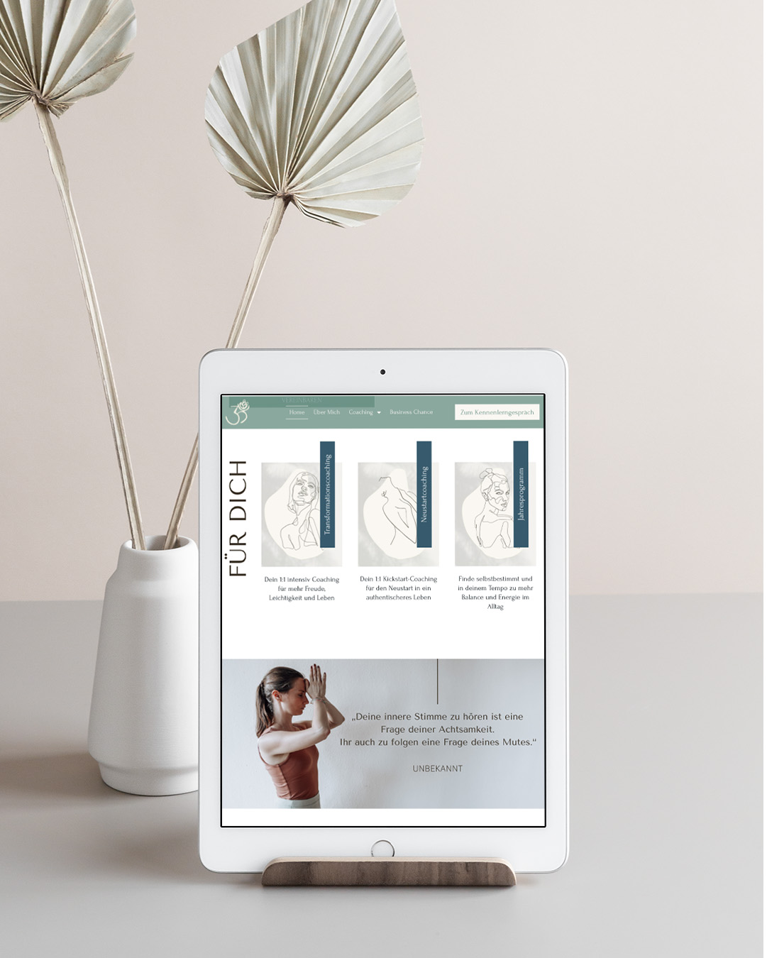 Boho Website Design für Coachin und Ayurveda-Beraterin Angebote in der Tabletansicht mit Vase