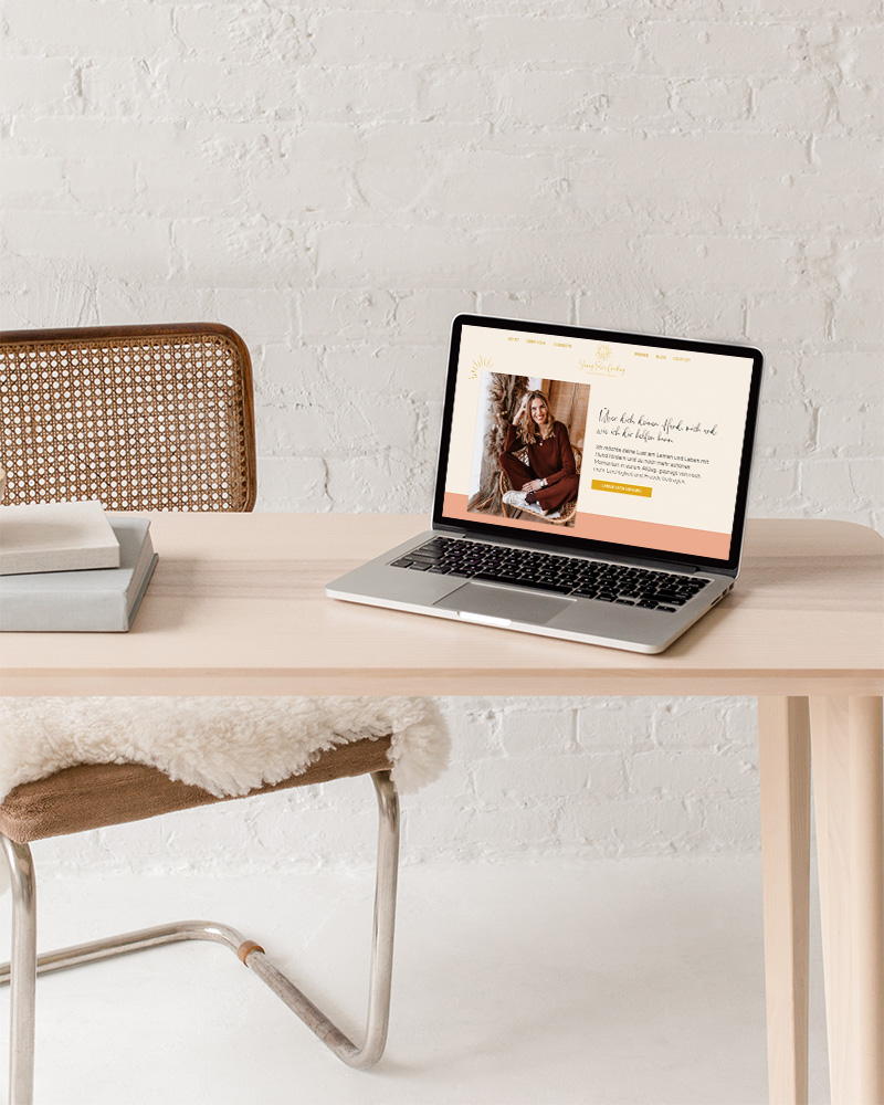Minimalistisches Webdesign der Über-Mich-Seite auf Website für Hundetrainerin Sunny Paws auf einem Laptop