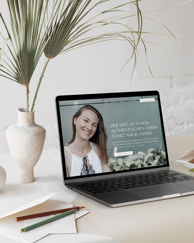 Boho-inspiriertes Webdesign für Coachin und Ayurveda-Beraterin Startseite auf Laptop mit Vase