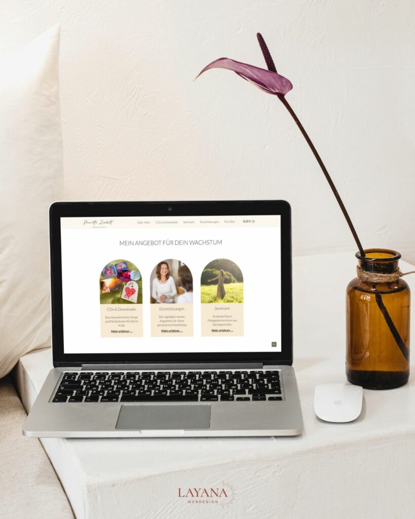 Website mit leichtem und minimalistischen Design für Psychotherapeutin Marietta Zumbült auf einem Laptop