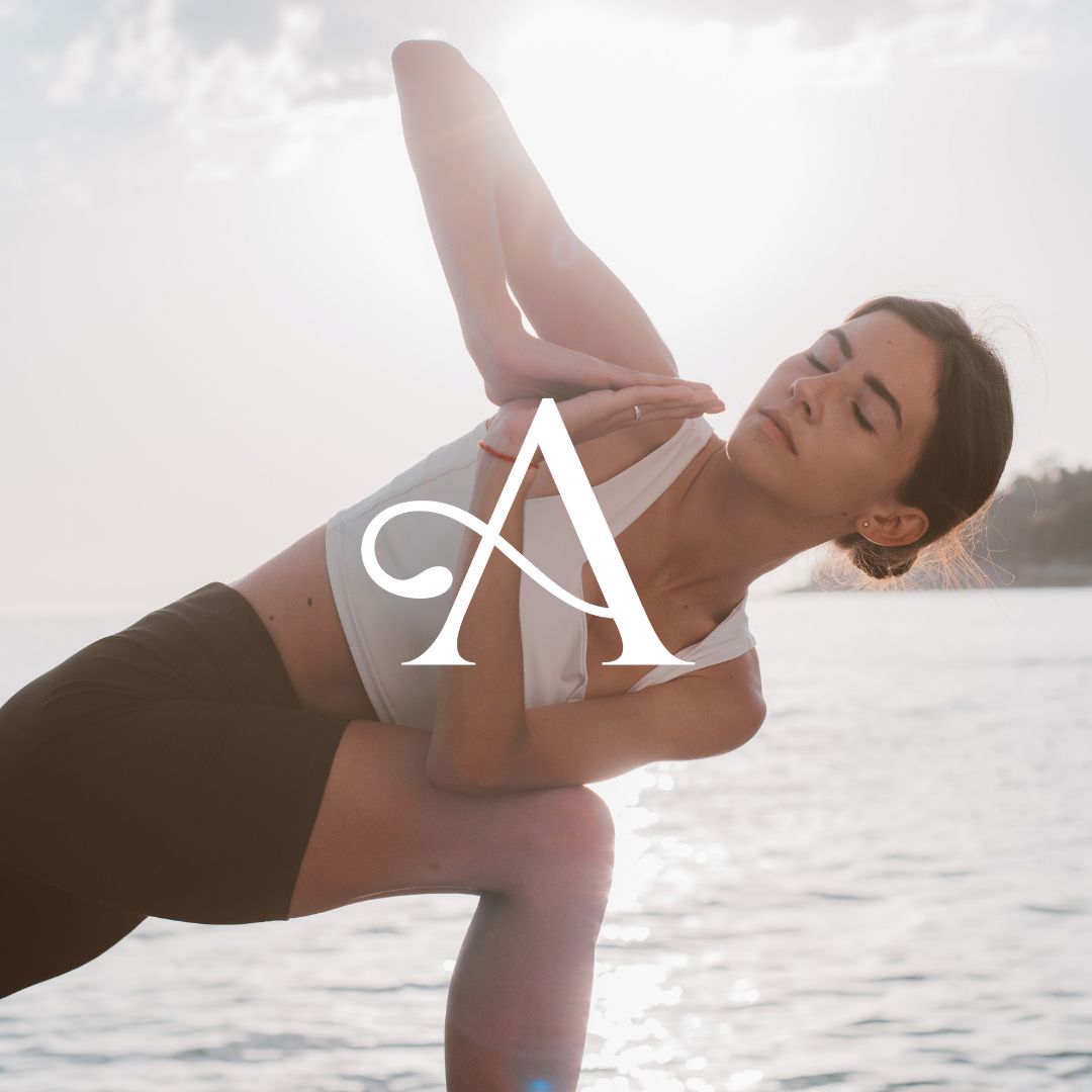 Weißes Logo und Hintergrund mit harmonischer und femininer Atmosphäre für Website von Yogastudio Zettl