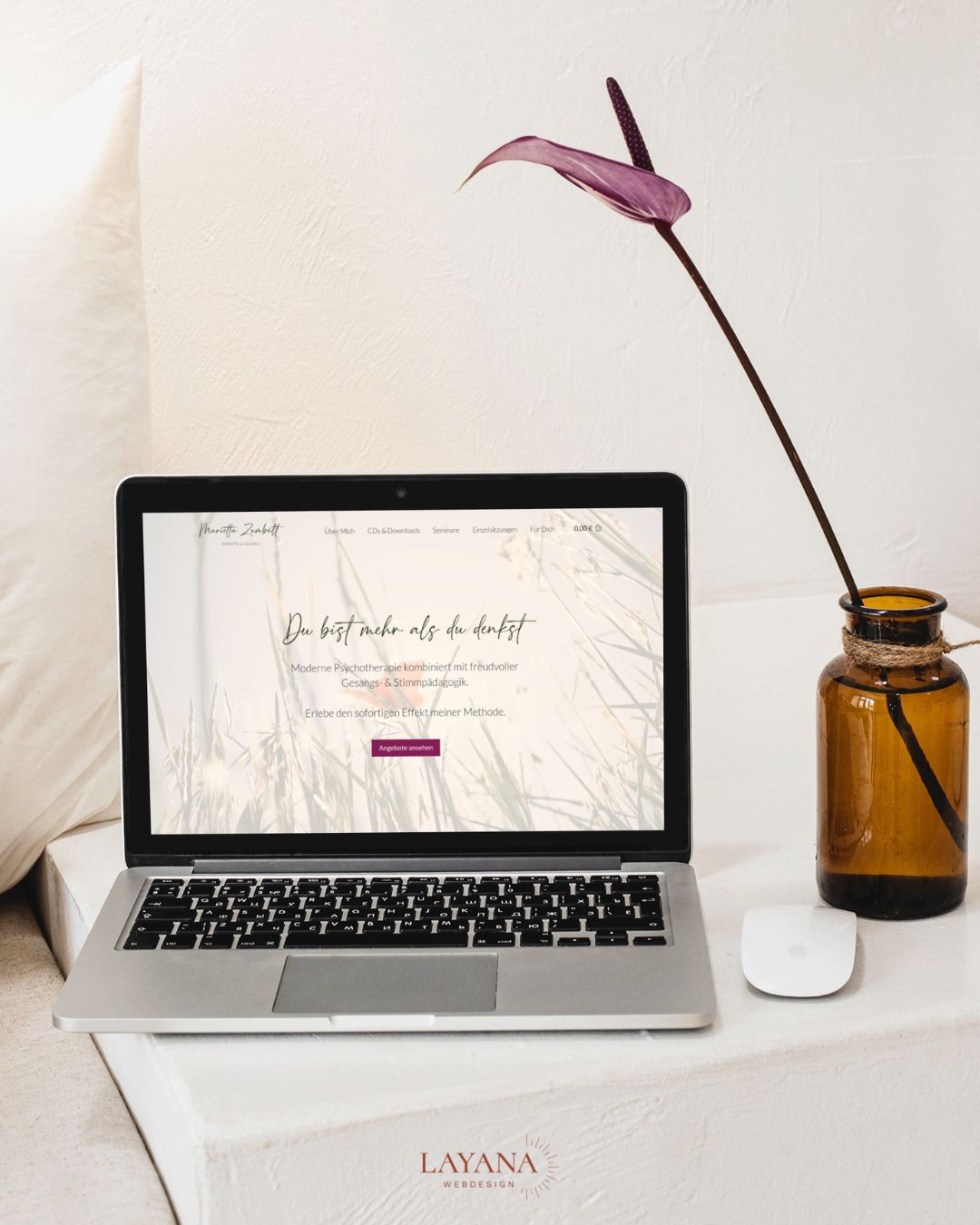 Homepage mit leichtem und modernem Design für Therapeutin Marietta Zumbült auf einem Laptop