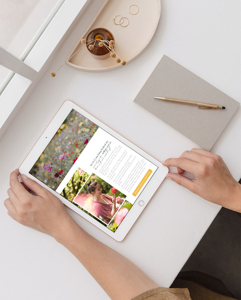 Webseite mit blumigen, glücklichen und farbenfrohen Elementen und Branding für Life Coachin auf einem Tablet