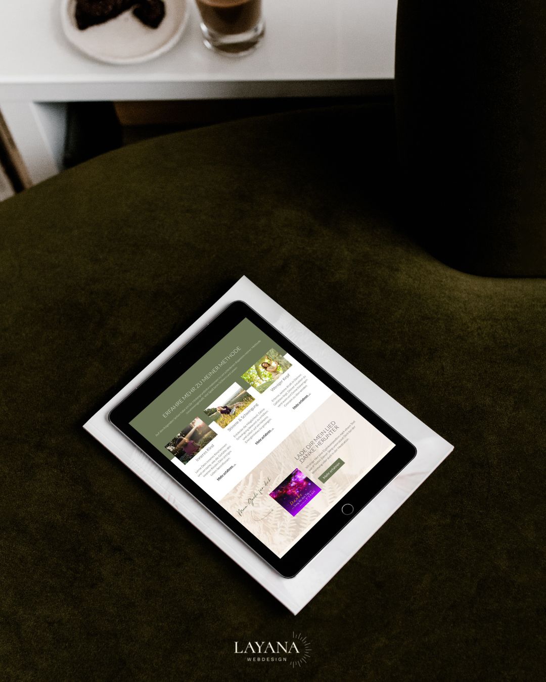 Leichtes und minimalistisches Webdesign der Homepage für Therapeutin Marietta Zumbült auf einem Tablet