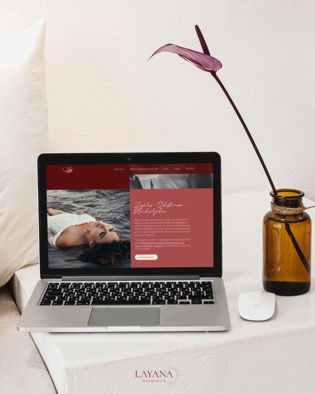 Minimalistisches und emotionales Website Design für Angebote der Heilpraktikerin Mahela auf einem Laptop