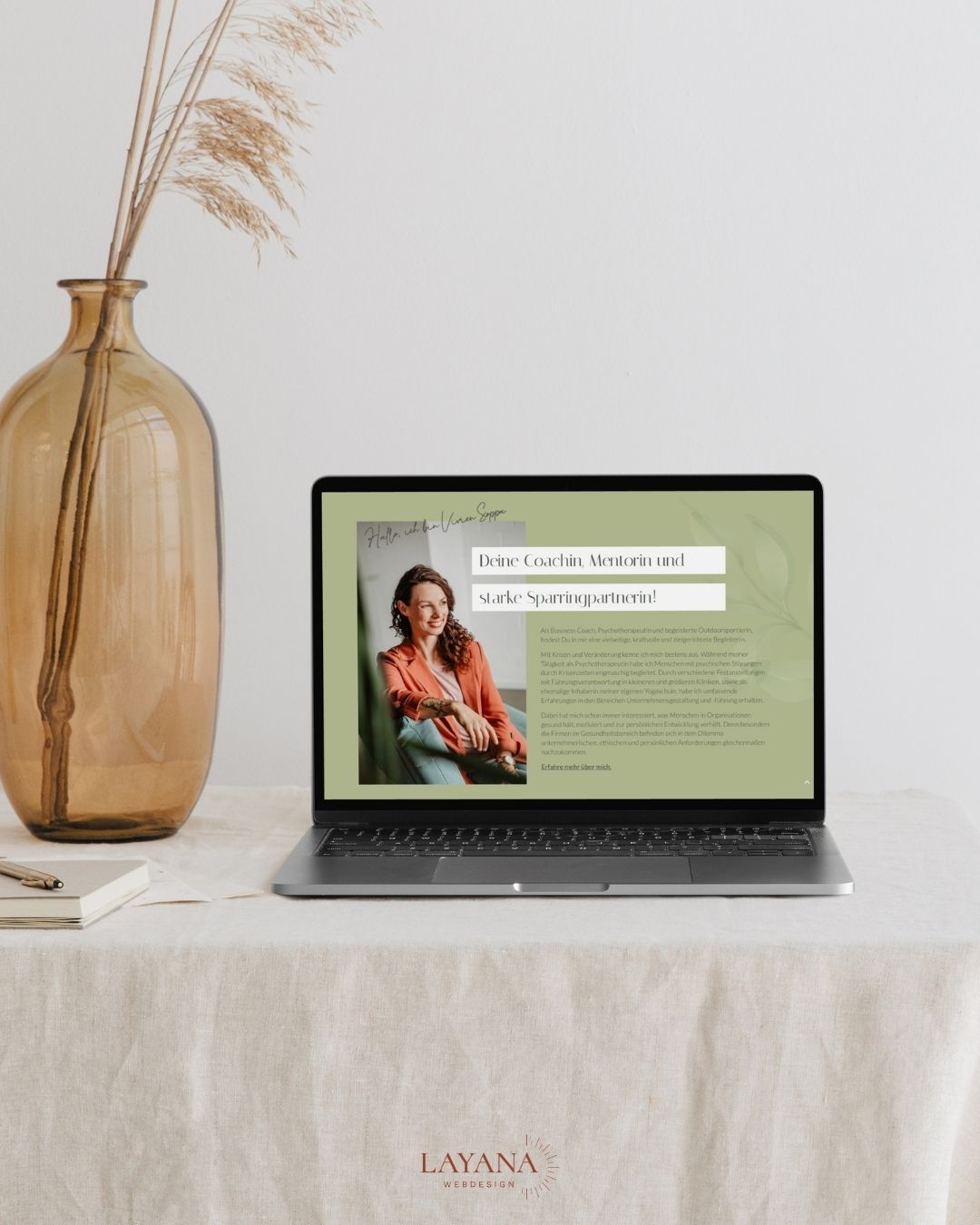 Ansicht des Abschnittes "Über mich" im modernen und kreativen Webdesign für Psychotherapeutin Soppa auf einem Laptop