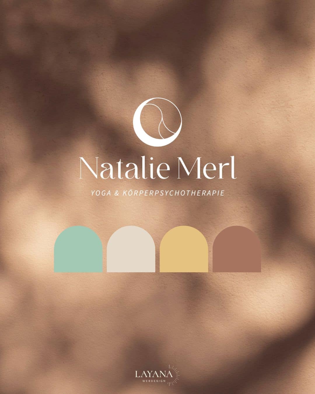 Brand Design für Yogalehrerin Natalie Merl mit Logo und Farbpalette aus türkis, beige, goldgelb und braun.